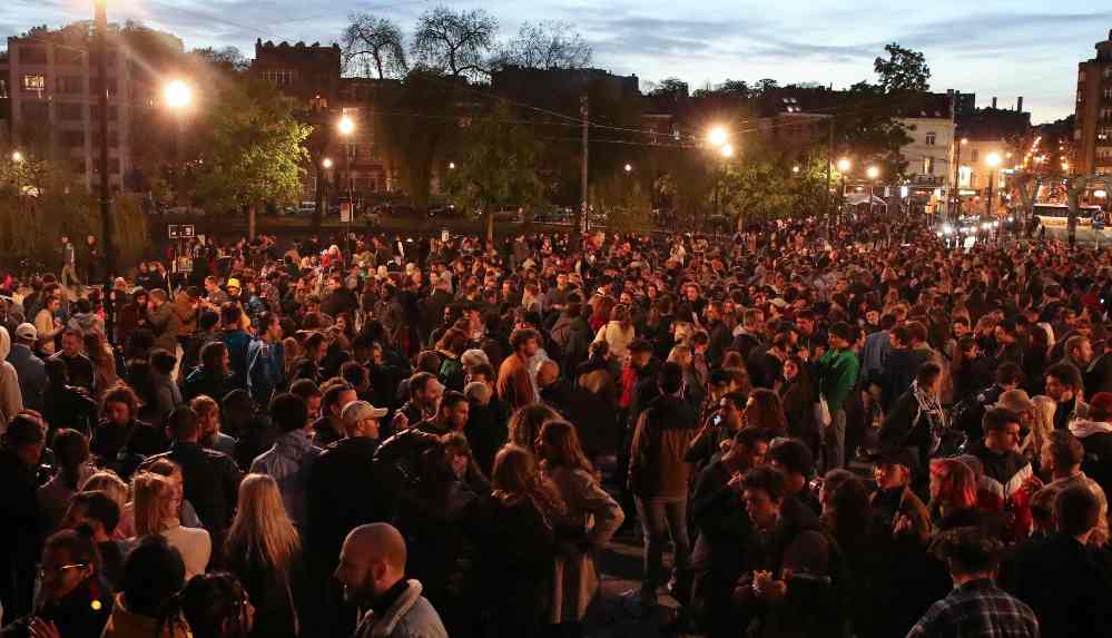 Belçika'da koronavirüs tedbirleri kaldırıldı_ Binlerce kişi sokaklara döküldü kutlama yaptı