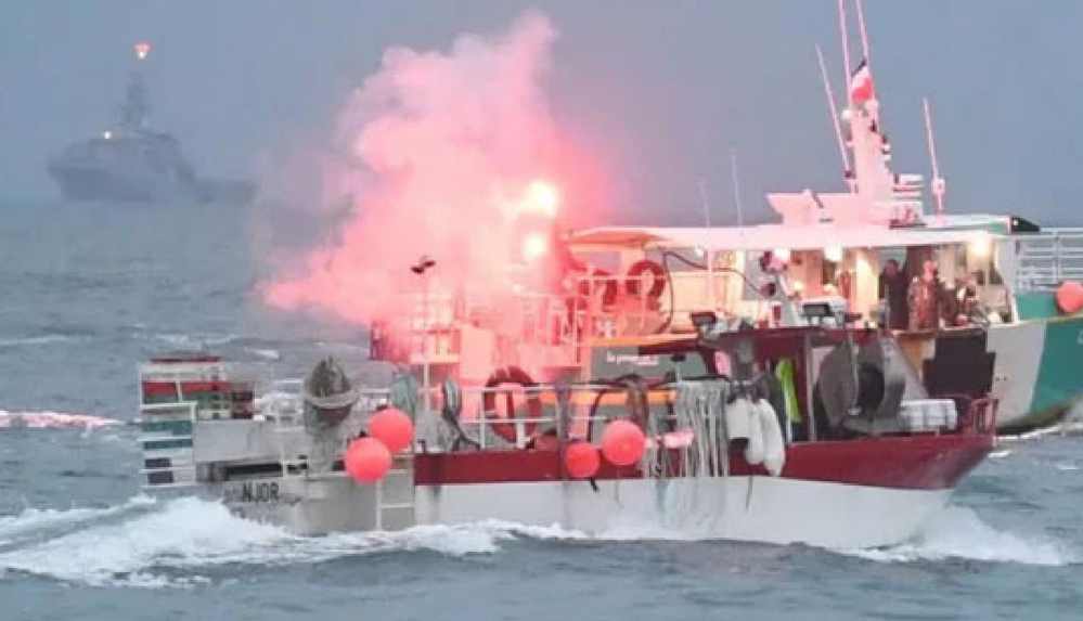 Birleşik Krallık, Fransız balıkçıların Jersey Adası'na ablukalarını sonlandırması üzerine donanma gemilerini geri çağırdı