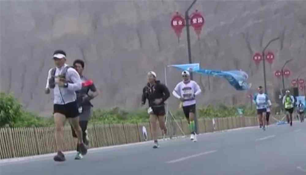 Çin'de maraton sırasında sıcaklık aniden düştü, 21 sporcu hayatını kaybetti