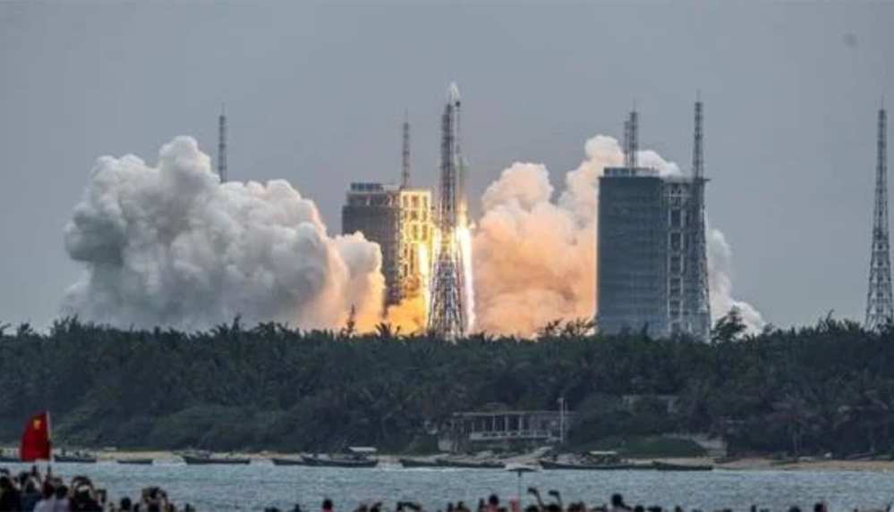 Çin'in roketi kontrolden çıktı, parçaları Dünya'ya düşebilir