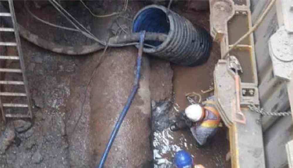 İngiltere'de 300 tonluk yağ kütlesi kanalizasyonu tıkadı