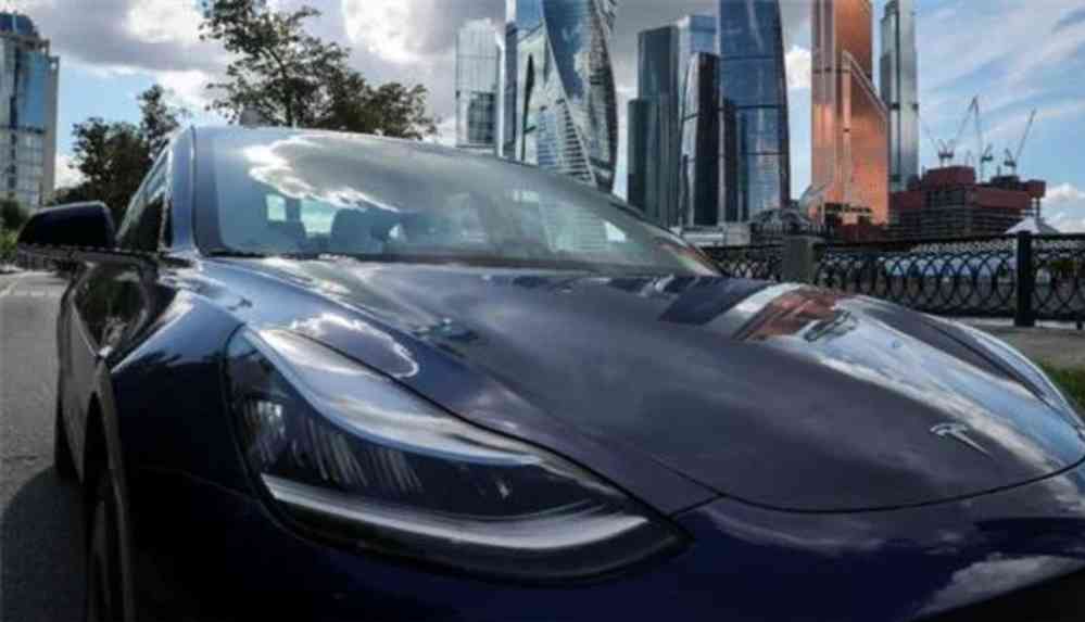 Şaka gibi_ Sürücüsüz Tesla aracında arka koltukta oturduğu için tutuklandı!