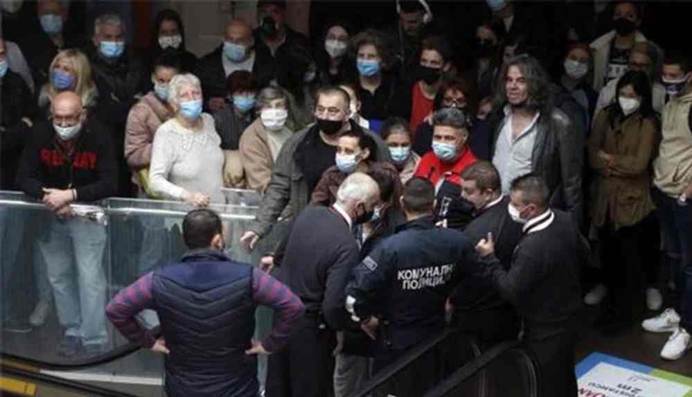 Sırbistan'da aşı yaptırana alışveriş çeki verilince izdiham yaşandı