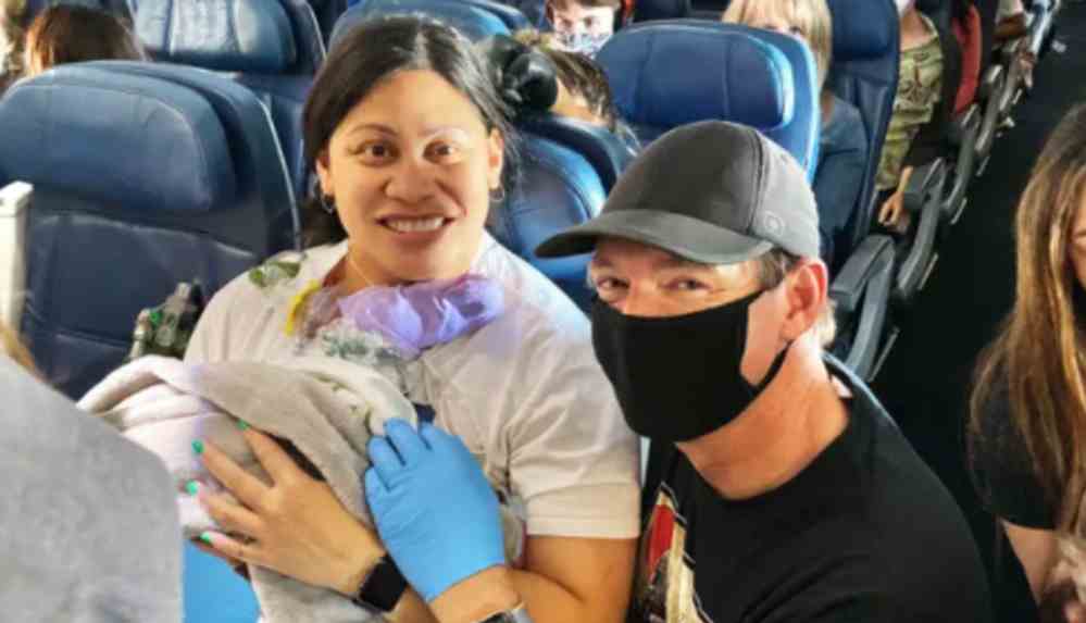 Uçakta erken doğum_ Bebek, ayakkabı bağcığı ve akıllı saat yardımıyla dünyaya geldi