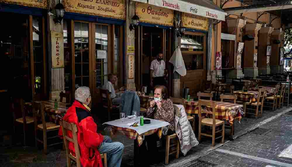 Yunanistan'da kafe ve restoranlar yeniden açıldı