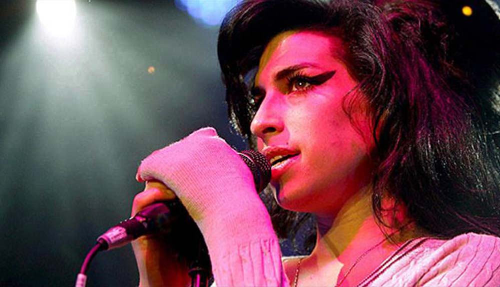 amy-winehouseun-kiyafetleri-acik-artirmaya-cikariliyor
