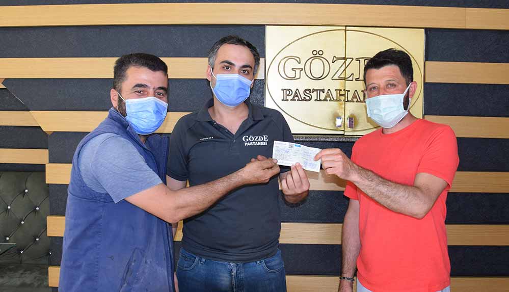 antalyada-bir-kisi-kaldirimda-buldugu-60-bin-liralik-ceki-sahibine-ulastirdi