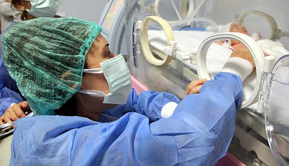 covid-19-nedeniyle-yogun-bakimdayken-dogum-yapan-annenin-bebegiyle-bulusmasi-duygulandirdi