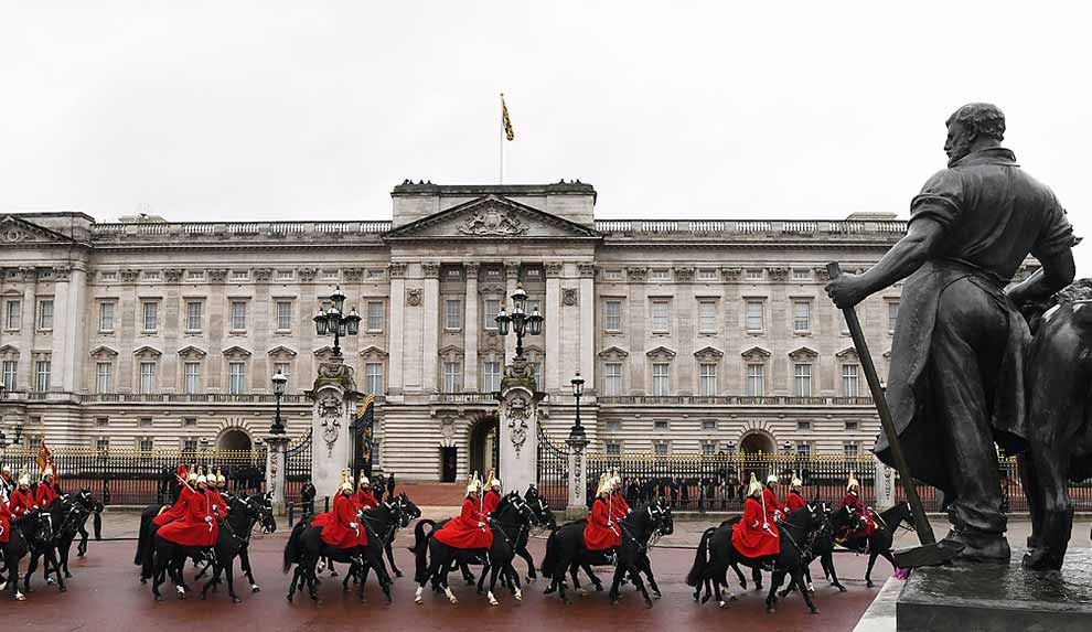 ingilterede-genclerin-sesi-yukseliyor-monarsiyi-kaldirin