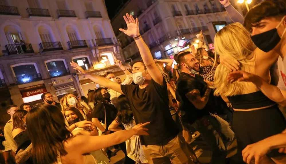 ispanyada-normallesme-sevinciyle-meydanlar-doldu