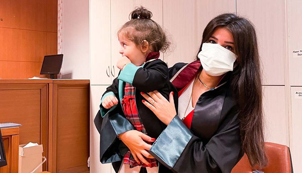 minik-avukat-giydigi-cubbesiyle-durusmada-avukat-annesine-eslik-etti