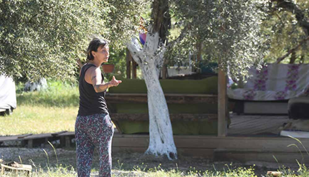 ozlem-tekin-koy-evinde-salvarla-bahce-temizlerken-goruntulendi