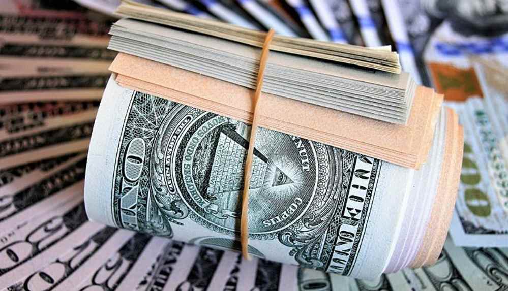 20-dolar-cekmek-icin-bankaya-giden-kadin-hesabinda-1-milyar-dolarla-karsilasti