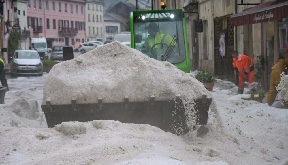 Fransa'daki-dolu-yağışının-ardından-kar-küreme-makineleriyle-temizlendi