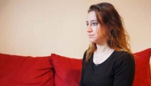 fransa-onu-konusuyor-kendisine-yillarca-tecavuz-eden-uvey-baba-ve-kocasini-olduren-kadin-hakim-karsisinda