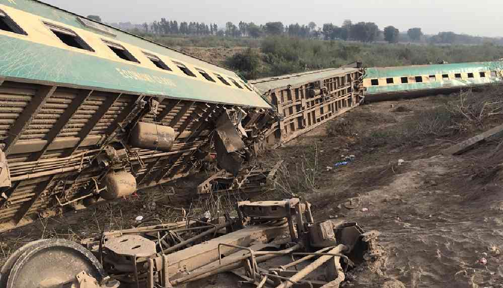 pakistanda-tren-kazasi-30-olu-50-yarali