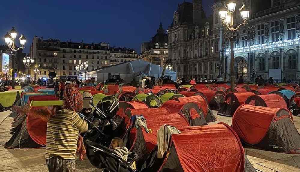 paris-belediyesi-onunde-cadir-kuran-evsiz-gocmenler-tahliye-edildi