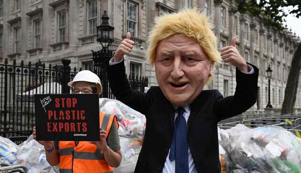 _Boris Johnson'ın kapısına 625 kg plastik çöp döktüler!