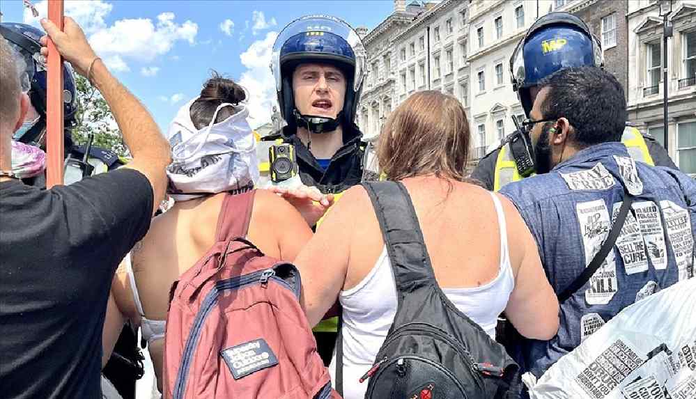 İngiltere'de Kovid-19 aşısı ve karantina karşıtlarının gösterisine polis müdahale etti