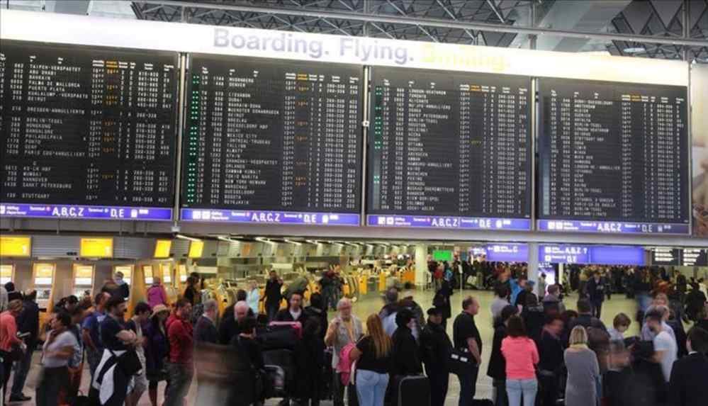 İngiltere'de havalimanları pandeminin başından beri en yoğun günlerini yaşıyor