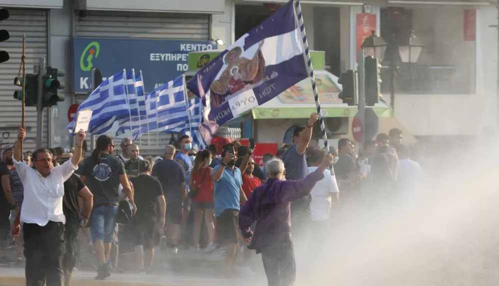 Komşuda ortalık karıştı_ Halk polisle çatıştı!