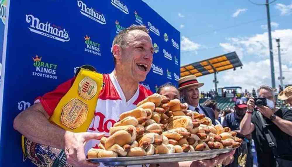 Sosis yeme yarışında yeni rekor! 10 dakikada 76 sandviç yedi!