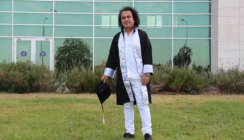 Yegenine-ornek-olmak-icin-50-yasinda-universiteyi-bitirdi