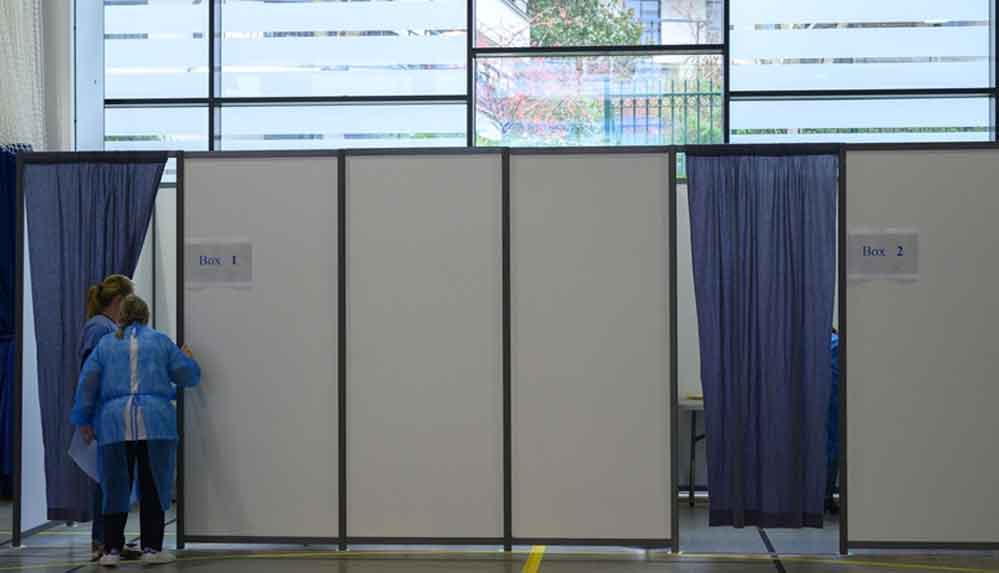 fransada-covid-19-asi-merkezi-kundaklandi