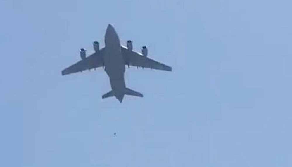 Afganistan’dan-kaçarken-uçaktan-düştükleri-iddia-edildi