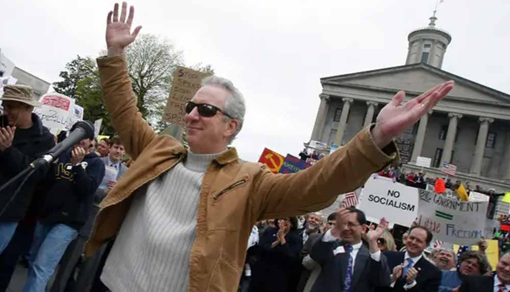 Aşı-çalışmalarını-eleştiren-radyo-sunucusu,-Covid-19-nedeniyle-hayatını-kaybetti