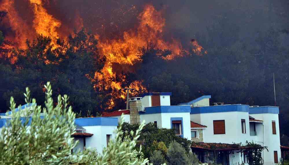Gökova koyları yanıyor! Tatil siteleri boşaltıldı, karayolu kapatıldı