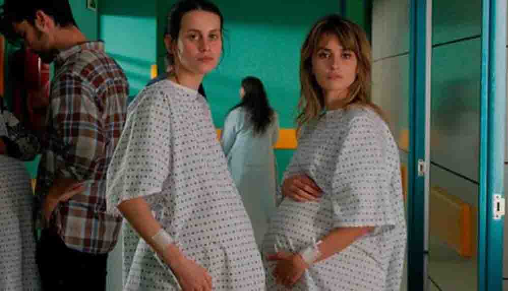 Instagram-ciplaklik-gerekcesiyle-Pedro-Almodovarin-yeni-film-posterini-kaldirdigi-icin-ozur-diledi