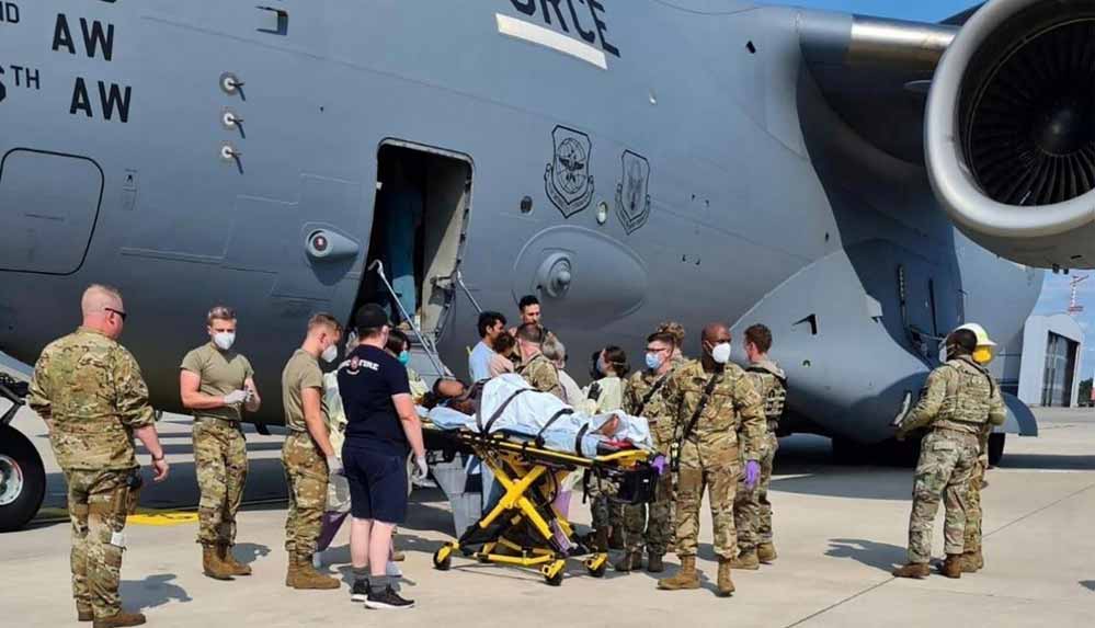 Kabil'den-tahliye-edilen-Afgan-kadın-kargo-uçağında-doğum-yaptı