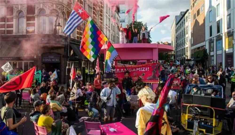 Londra'da çevreci grup caddeleri trafiğe kapattı
