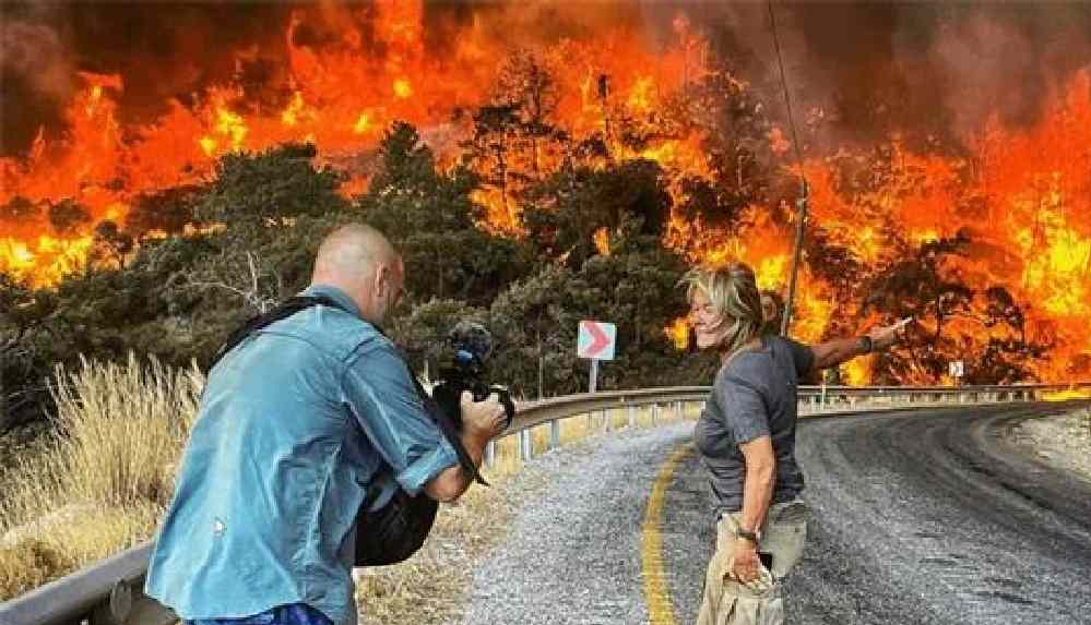 Sky News muhabiri Çökertme'de alevlerin arasında kaldı
