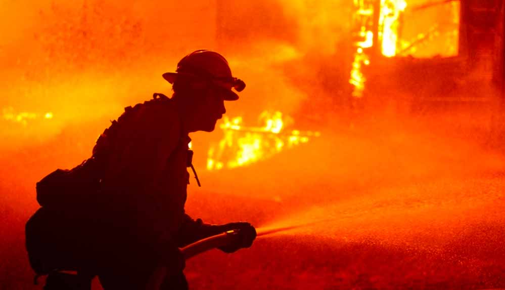 californiada-devam-eden-yangin-eyalet-tarihinin-en-buyuk-2-yangini-olarak-kayda-gecti