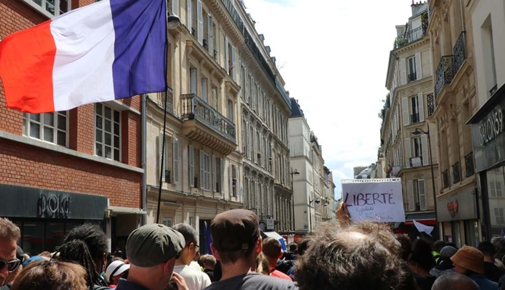 fransada-anayasa-konseyi-tartismali-covid-19-ile-mucadele-yasasini-onayladi