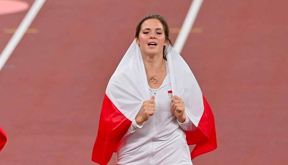 polonyali-atlet-andrejczyk-bir-bebegin-kalp-ameliyati-icin-olimpiyat-madalyasini-acik-artirmada-satti