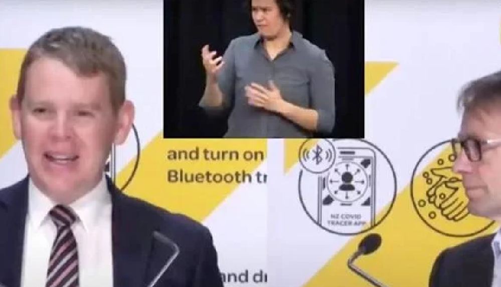 yeni-zelandali-bakandan-canli-yayinda-gaf-bacaklarini-ac