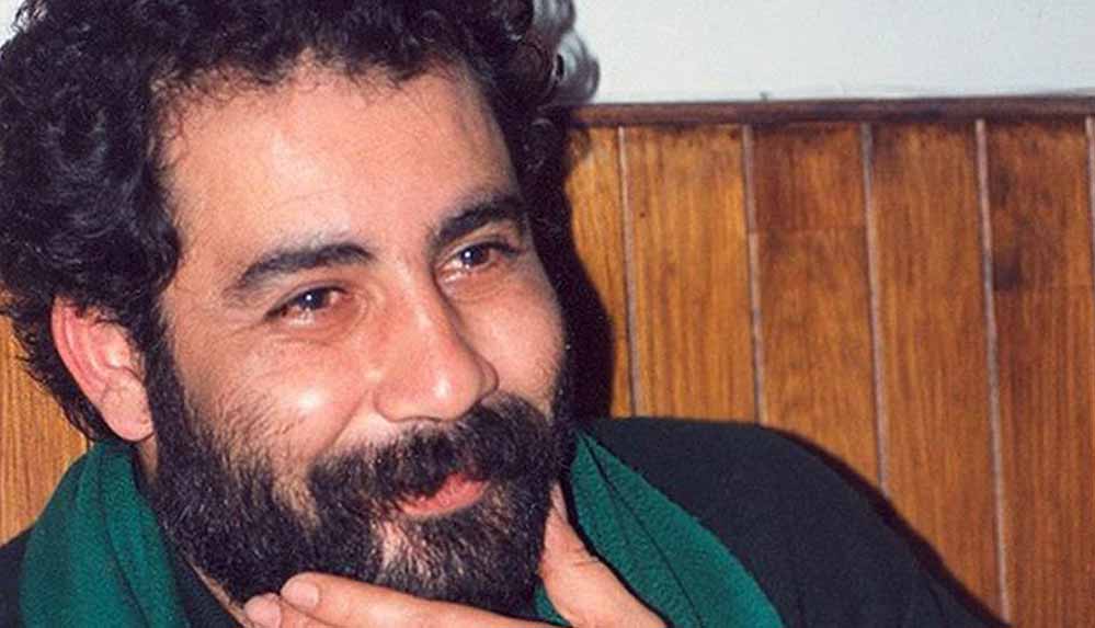 Ahmet-Kaya'nın-mezarını-ailesi-temizletiyor,-sevenleri-yazıyor