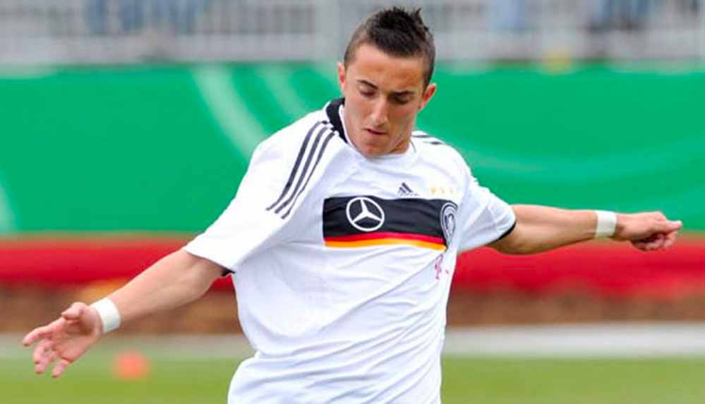 Bir-dönem-Liverpool-forması-giyen-Samed-Yeşil,-şimdi-fabrika-işçisi-olarak-çalışıyor