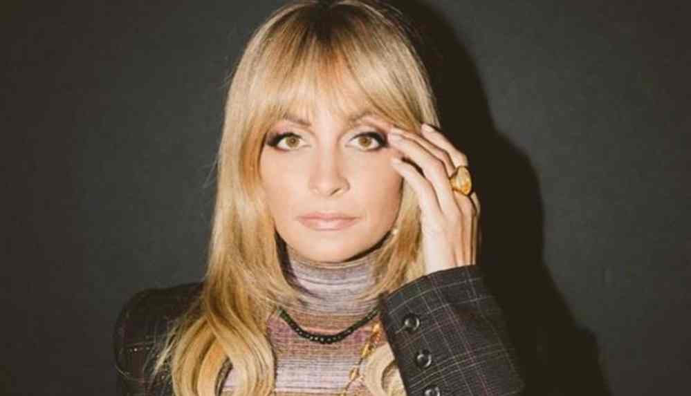 Doğum gününde mumları üfleyen Nicole Richie'nin saçları yandı