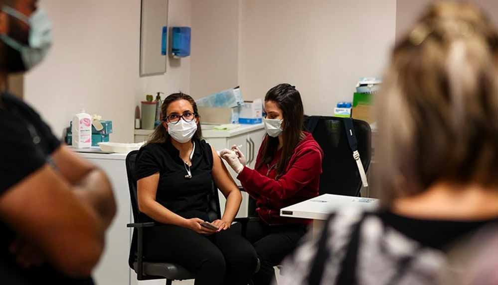 En-az-iki-doz-Covid-19-aşısı-yaptıranlar-temaslı-olduğunda-karantinaya-girmeyecek