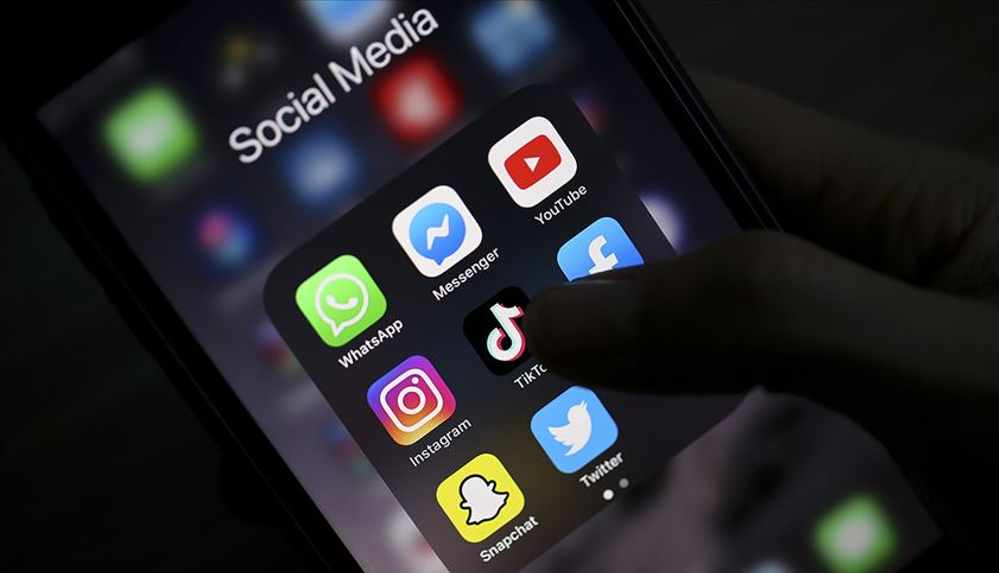 İngiltere'de Covid yardımı alanların sosyal medya hesapları incelemeye alınıyor