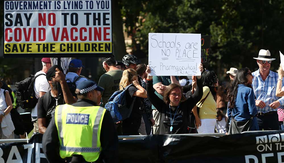 Londrada-Kovid-19-kisitlamalari-ve-asi-pasaportu-karsitlari-parlamento-onunde-gosteri-duzenledi