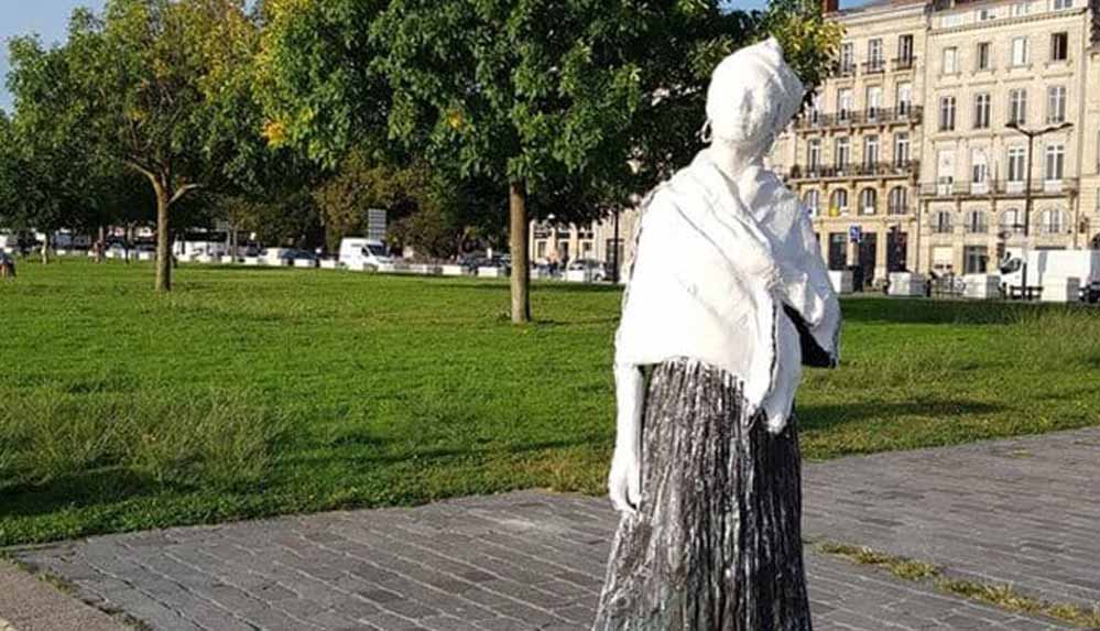 Siyah-kadının-heykeline-ırkçı-saldırı-düzenlendi