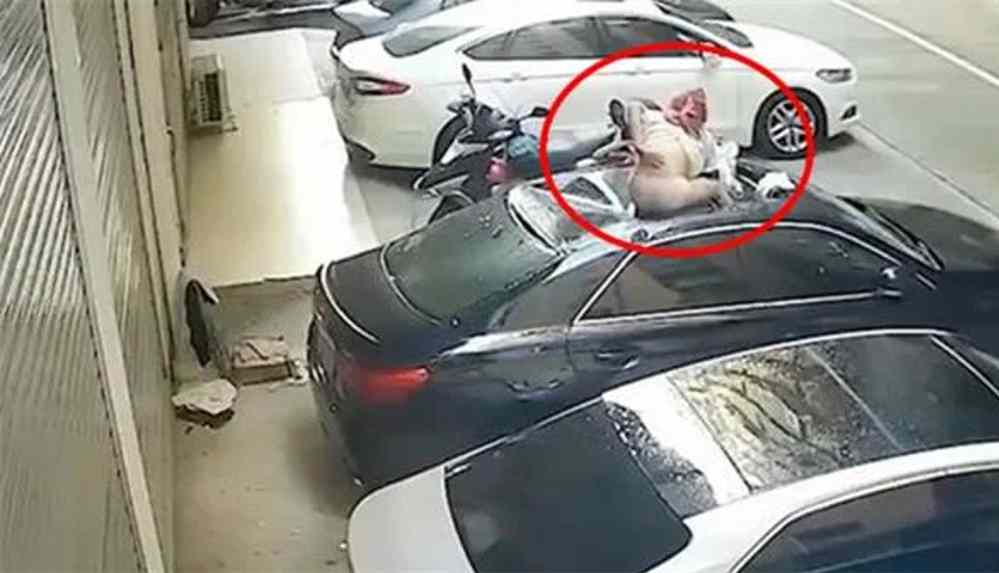 Tayvan'da bir kadın cinsel ilişki sırasında balkondan düştü!