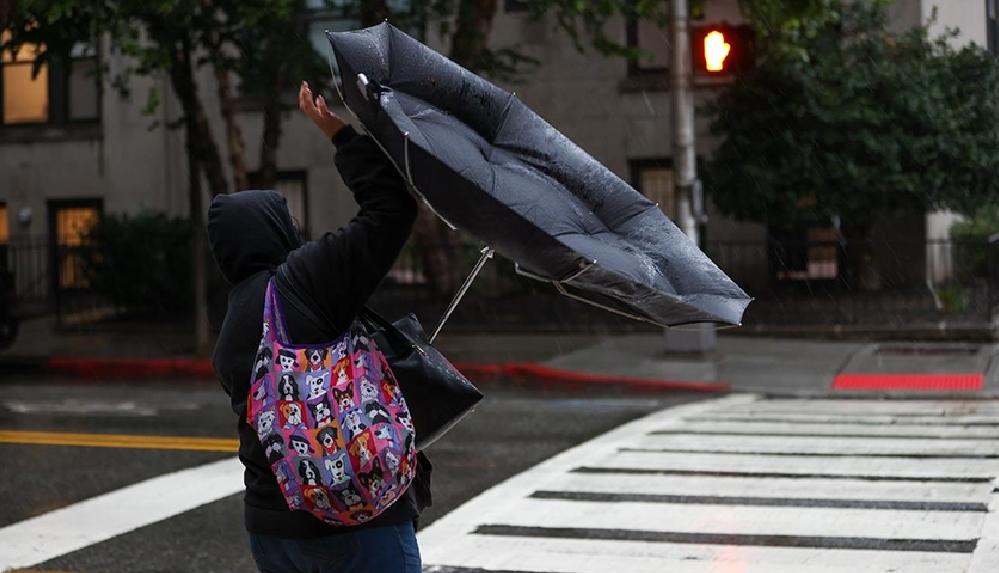 abdde-nicholas-firtinasi-karaya-ulasirken-siddetini-artirarak-kasirga-seviyesine-yukseldi