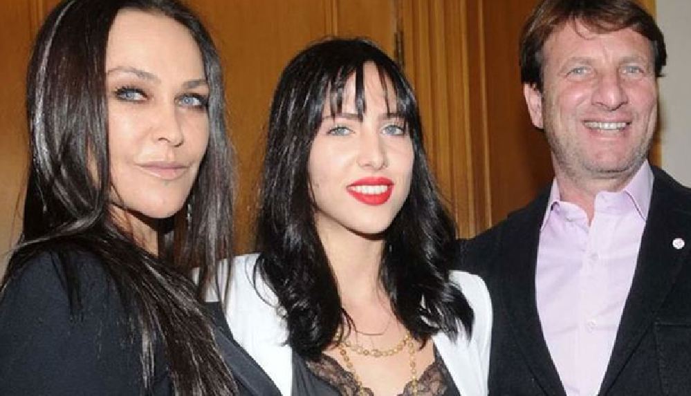 anasinin-kizi-hulya-avsarin-kizi-zehra-golf-turnuvasinda-odul-aldi