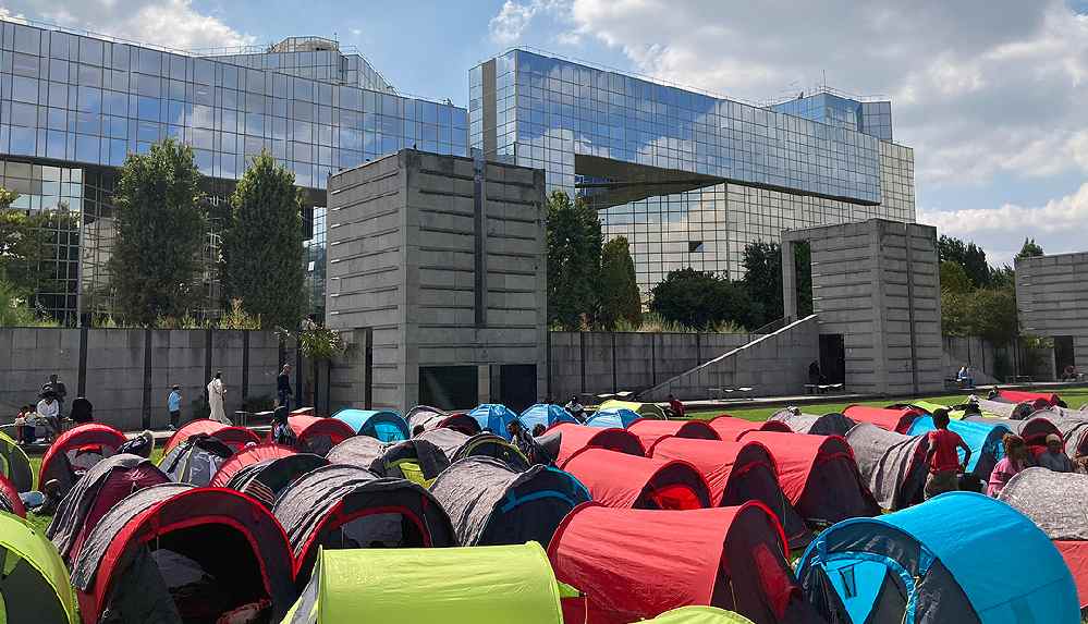 fransada-aylardir-sokaklarda-kalan-600-gocmen-ve-evsiz-paris-valiligi-onunde-cadir-kurdu